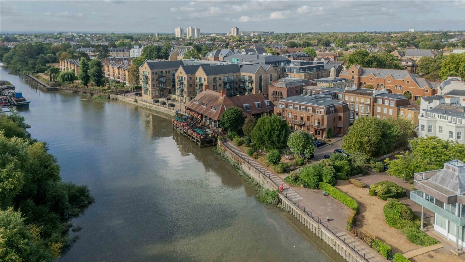 Lower Square, Isleworth, TW7 gallery 2